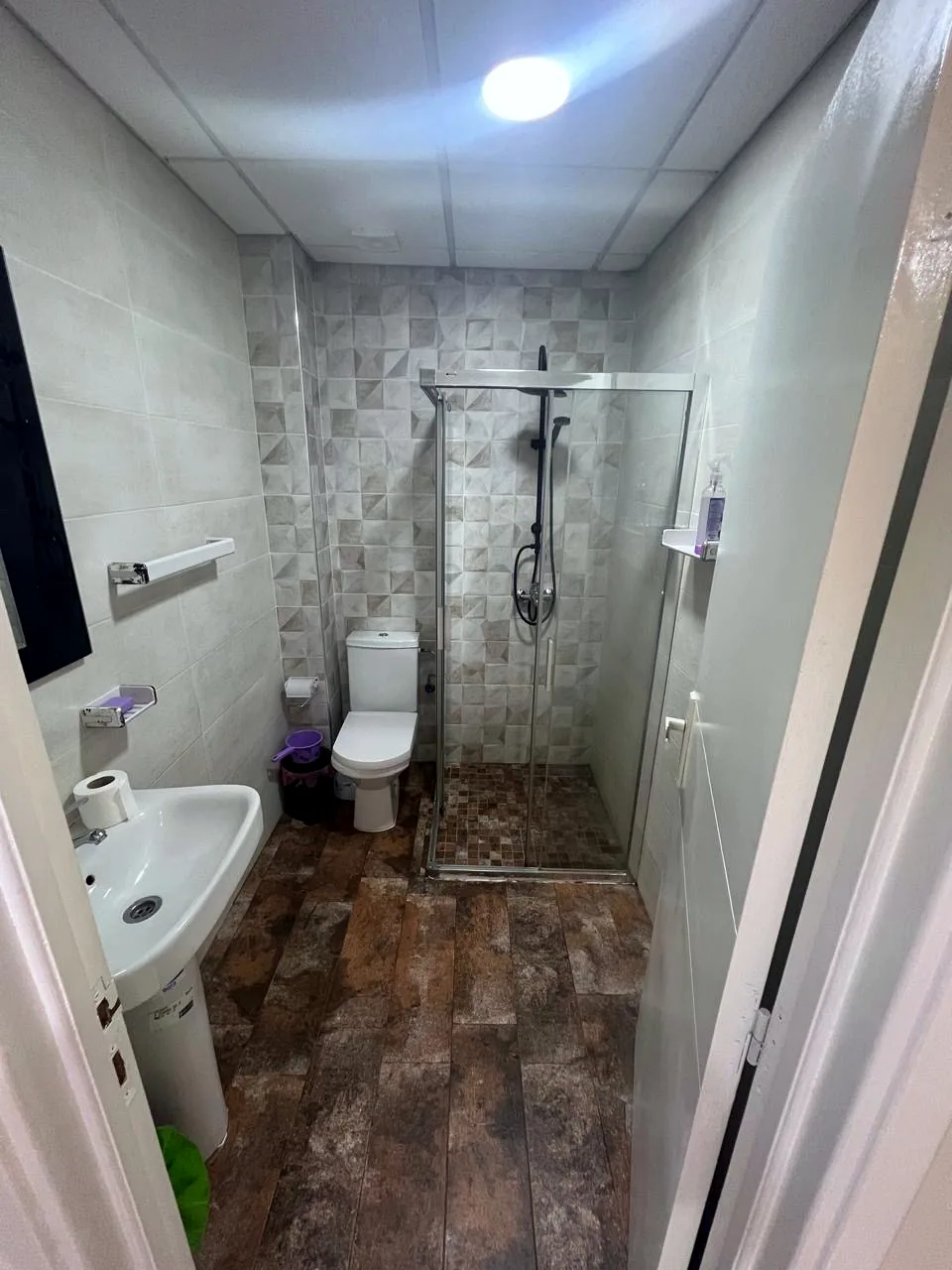 Salle de bain avec cabine de douche, WC et lavabo - Appart'Hôtel Nador De Luxe