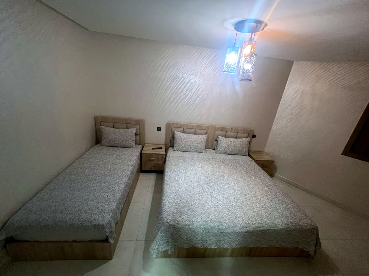 Deuxième chambre avec lit double et lit simple - Appart'Hôtel Nador De Luxe