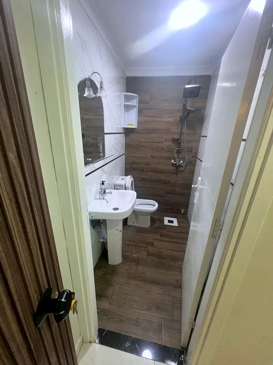 Salle de bain avec douche à l'italienne, WC et lavabo - Appart'Hôtel Nador De Luxe