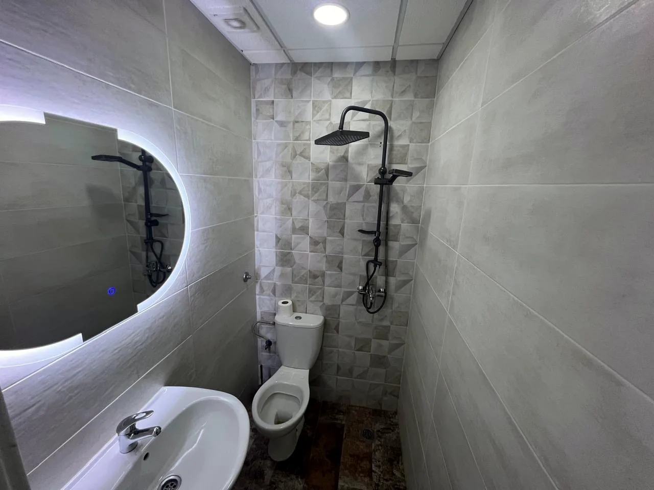 Salle de bain avec douche à l'italienne et miroir rétroéclairé - Appart'Hôtel Nador De Luxe