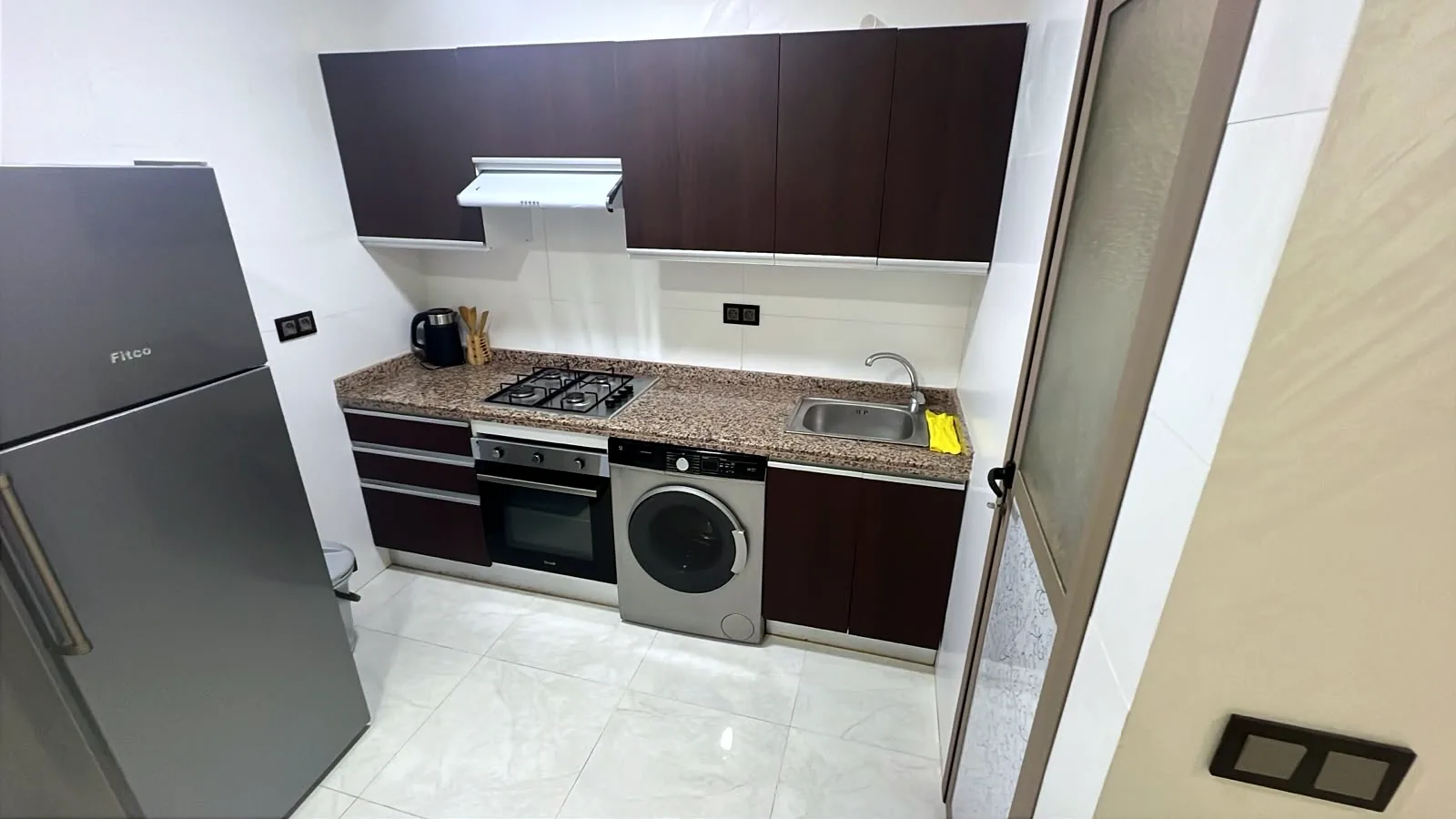 Cuisine équipée : four, plaque à gaz, lave-linge et réfrigérateur - Appart'Hôtel Nador De Luxe