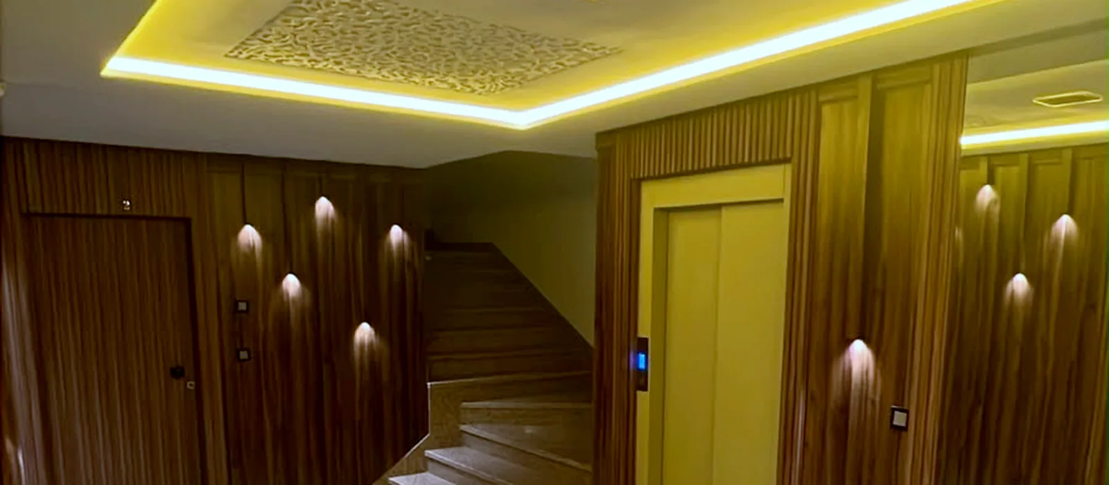 Entrée avec ascenseur et escalier