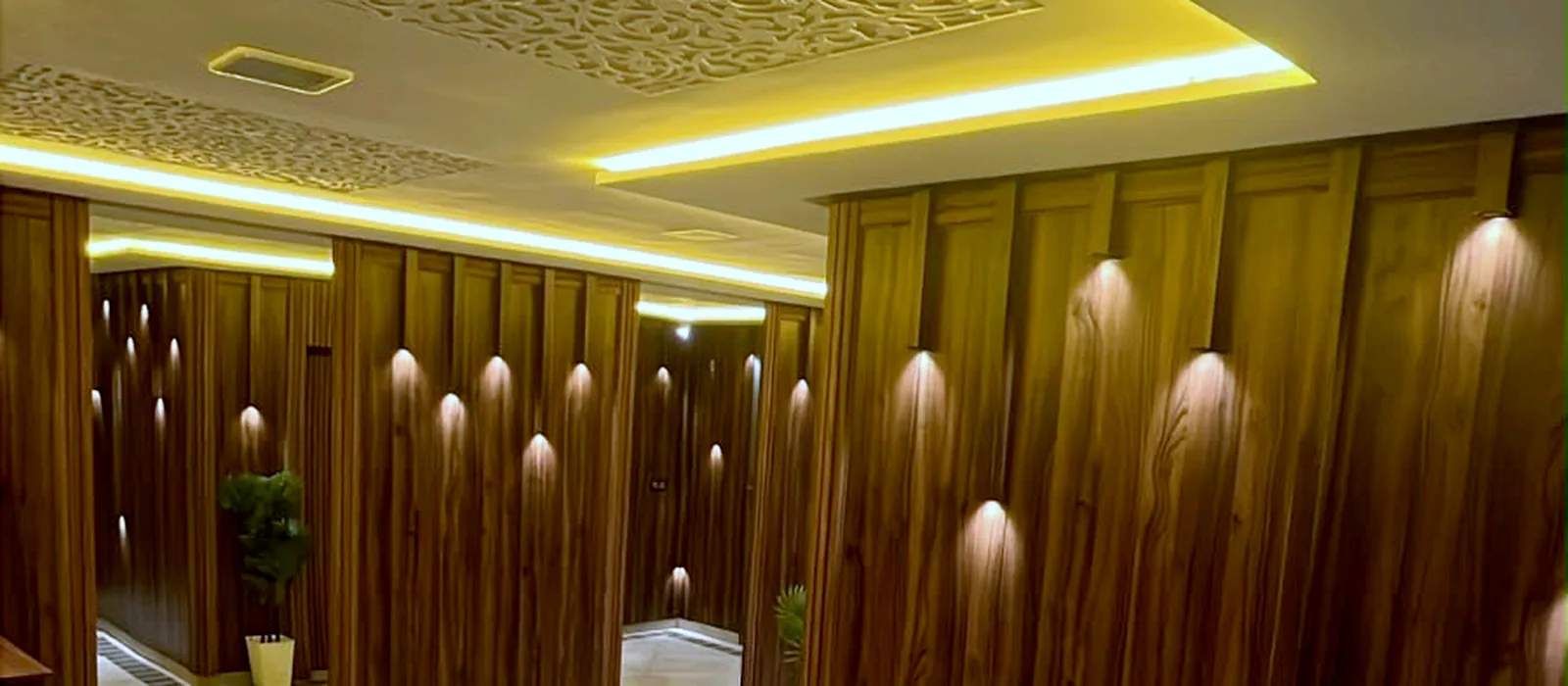 Couloir boisé avec éclairage LED